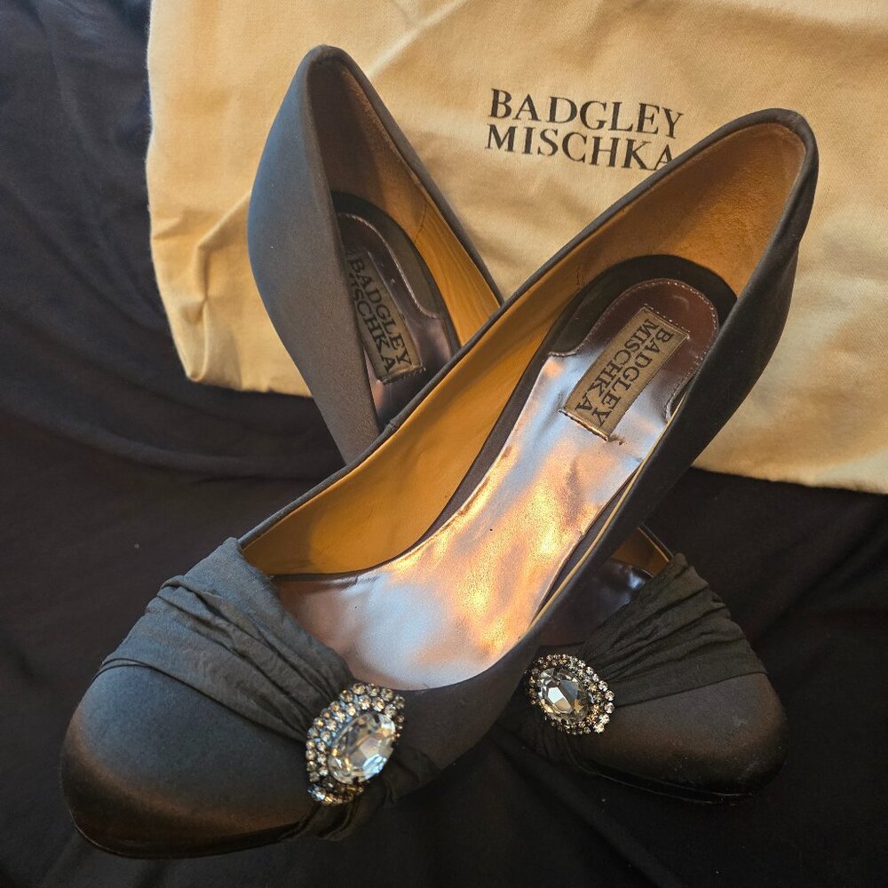 Badgley Mischka. 8.5 Satin Grey Pump, jewel embellishment